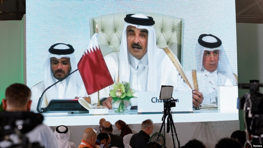 تمیم بن حمد آل ثانی، امیر قطر، در حال سخنرانی در نشست اضطراری دوحه