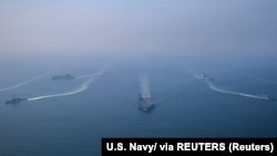 امریکايي جنګي بېړۍ په عرب سمندرګي کې د انځور اخیستو یو تمرین پر مهال یو ځای شوې دي - د فبرورۍ ۱۵مې انځور. 