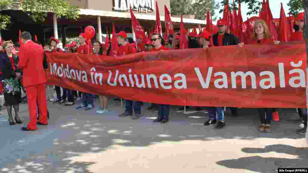 1 mai 2014. Una dintre lozincile comuniştilor şi socialiştilor de Ziua Internaţională a Muncii