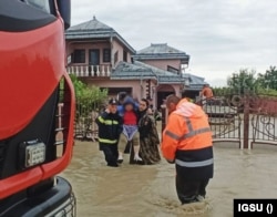 Femeia salvată din casa sa inundată