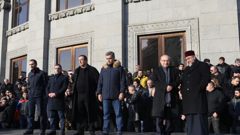 Требующие отставки Пашиняна оппозиционные силы объявили сегодня днем общенациональной забастовки