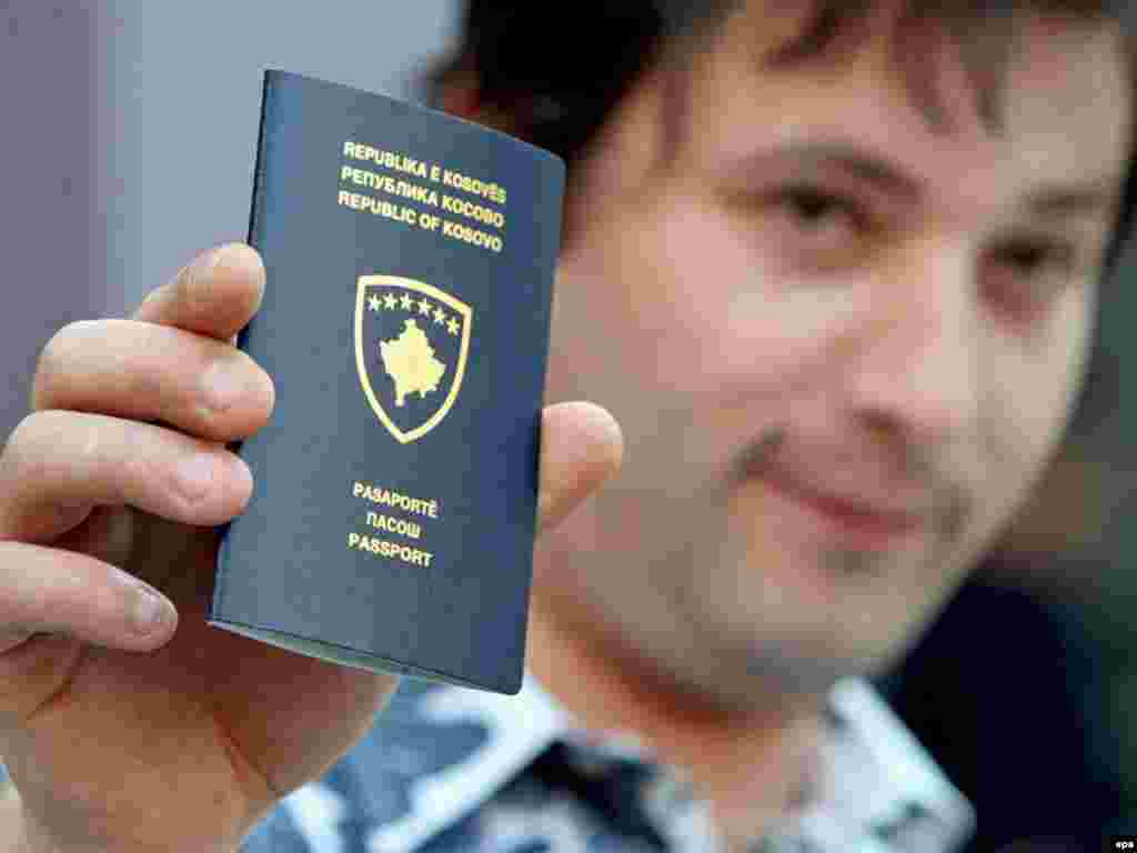 Lëshimi i pasaportave të Republikës së Kosovës, 30 korrik 2008. - aption: epa01427067 A Kosovar Albanian man shows his newly issued Kosovo passport in Kosovo's capital Pristina, 30 July 2008. New Kosovo Passports were issued after Kosovo has declared independence from Serbia on 17 February 2008