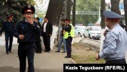 Алматы көшелерінде жүрген полицейлер. (Көрнекі сурет).