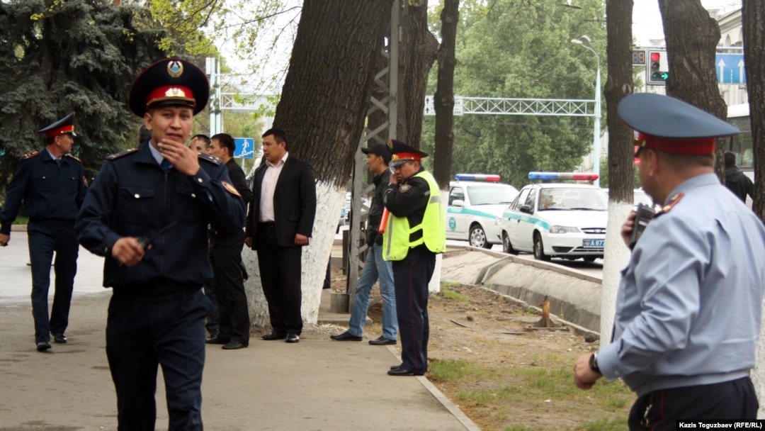 Полицейлер басқа біреудің әйелдерін сиқырлайды