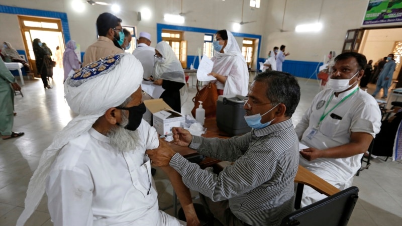 پاکستان کې پر یوه ورځ تر ۳۸۰،۰۰۰ زیات کسان واکسین شوي: اسد عمر