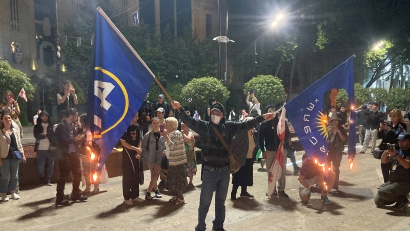 პარლამენტთან აქციაზე მოქალაქემ „ქართული ოცნების“ დროშები დაწვა