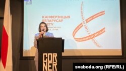 Сьвятлана Ціханоўская выступае перад удзельнікамі канфэрэнцыі