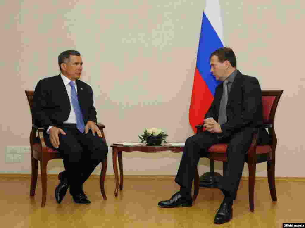 Медведев Чаллыда &nbsp; Миңнеханов белән очрашканда Татарстан байрагына урын табылмады.