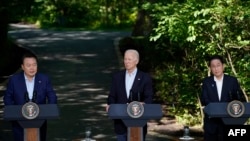 Президент США Джо Байден (по центру), прем’єр-міністр Японії Фуміо Кісіда (праворуч) і президент Південної Кореї Юн Сук Йоль (ліворуч) виступають під час пресконференції на тристоронньому саміті в Кемп-Девіді, серпень 2023 року