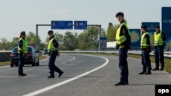 Poliția austriacă în căutarea migranților ilegali, la granița cu Ungaria, aprilie 2016