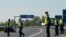 Австрийская полиция на автостраде близ границы с Венгрией