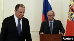 Fotografi arkivi e presidentit rus, Vladimir Putin dhe ministrit të jashtëm, Sergei Lavrov