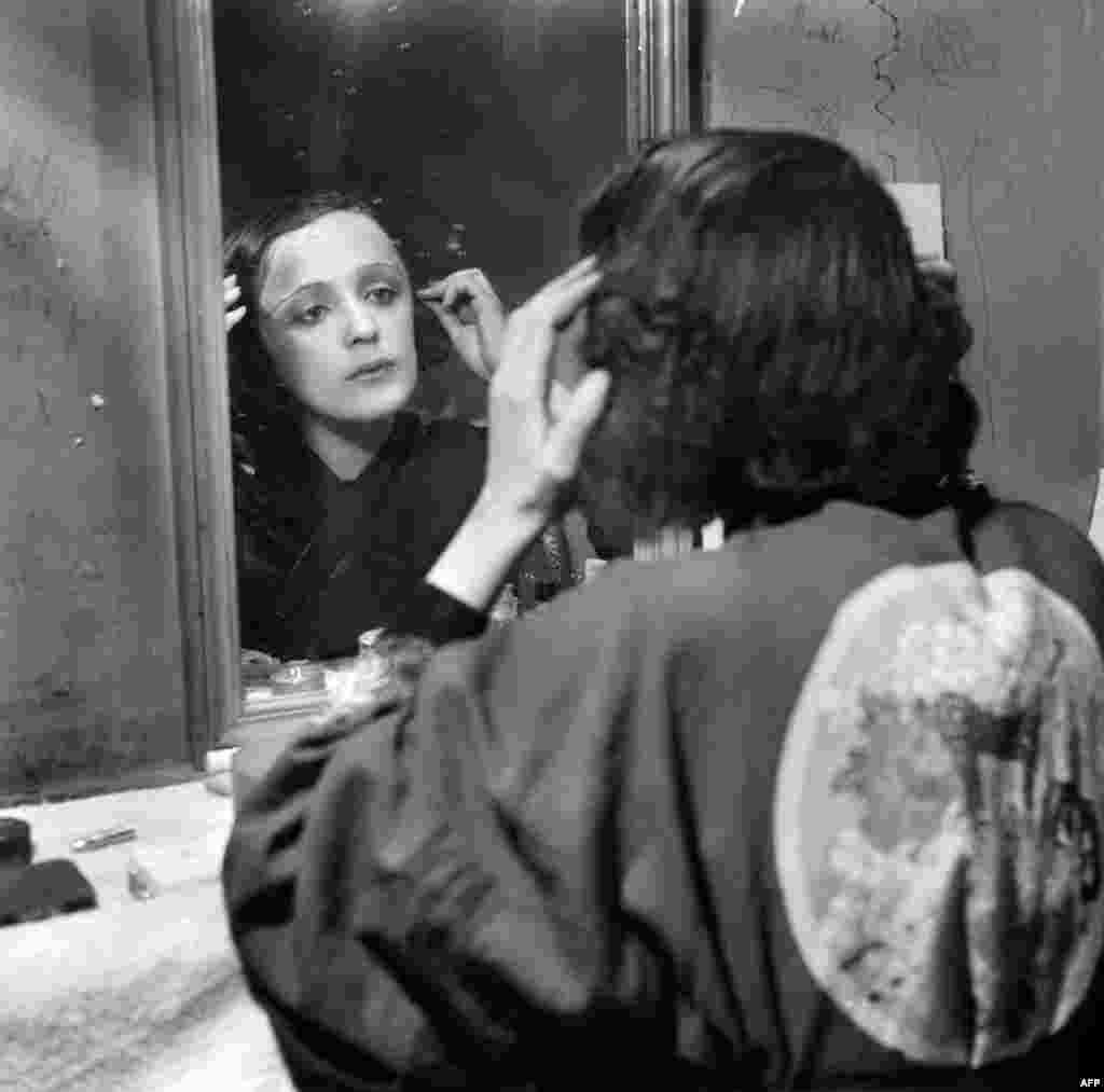 Piaf before taking stage (undated)