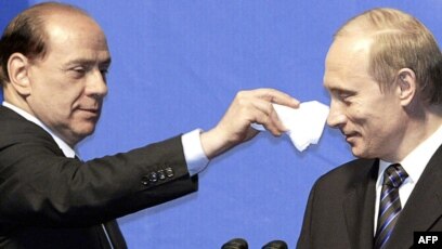 Қыздардың төсек тартып жатқанын қараңыз