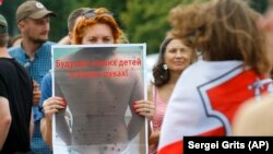 Жінка з плакатом про долю дітей на акції протесту в Мінську