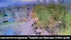 Знищення встановленої на даху будинку антени зв'язку армії РФ пілотами БПЛА 79-ї десантно-штурмової бригади на Покровському напрямку