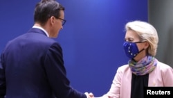 Prim-ministrul polonez Mateusz Morawiecki și președintele Comisiei Europene, Ursula von der Leyen, participă la un summit al liderilor Uniunii Europene la Bruxelles, Belgia, 21 octombrie 2021.