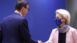 Mateusz Morawiecki lengyel miniszterelnök és Ursula von der Leyen, az Európai Bizottság elnöke Brüsszelben 2021. október 21-én