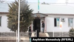 Полицейские у здания акимата в селе Ынтымак. 11 февраля 2015 года.
