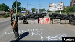 Славянскіге кіреберісте блокпостта тұрған сепаратист. Украина, 1 шілде 2014 жыл.