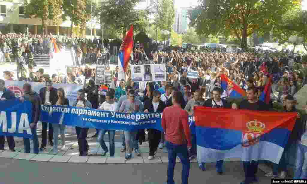 Демонстрация сербов в городе Северная Митровица против вступления Косова в ЮНЕСКО. Конец октября 2015 года.