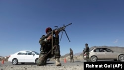 Солдаты Афганской национальной армии (АНА) охраняют блокпост на окраине Кабула, Афганистан, суббота, 17 апреля, 2021 года.