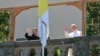 Președintele Ucrainei, Volodimir Zelenski și Papa Leon al XIV-lea salută de la un balcon în timp ce se întâlnesc la reședința papală de la Castel Gandolfo, la sud-est de Roma, pe 9 iulie 2025. 