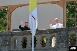 Президент Украины Владимир Зеленский и папа Лев XIV приветствуют собравшихся с балкона папской резиденции Кастель-Гандольфо в окрестностях Рима, 9 июля 2025 года