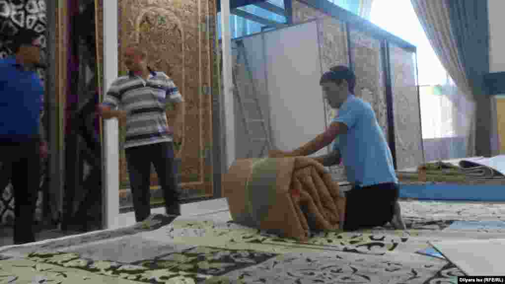 Посетители выставки интересовались казахскими коврами, но покупали на выставке в основном турецкие ковры. Потребители говорят, что турецкая продукция привлекательнее за счет цены и качества.