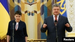 Президент Украины Петр Порошенко делает заявление после возвращения на родину из России украинской летчицы Надежды Савченко. Киев, 25 мая 2016 года.