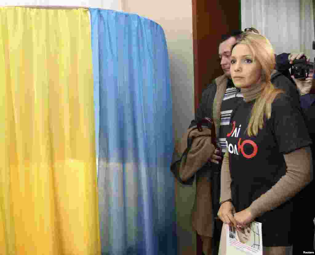 Yulia Tymoshenko&#39;s daughter, Yevhenia, who has campaigned at home and internationally for her mother to be freed, visited a polling station in Dnipropetrovsk. (REUTERS/Sergei Isaev)