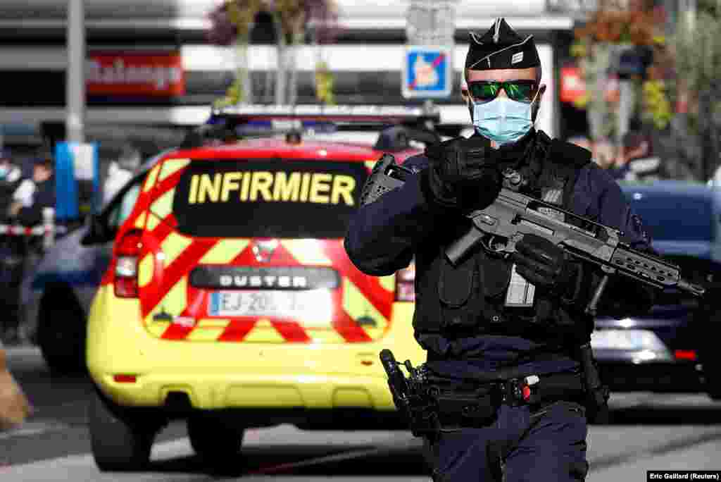 Tre persona kanë vdekur në një sulm me thikë në qytetin francez, Nicë, ka thënë policia.