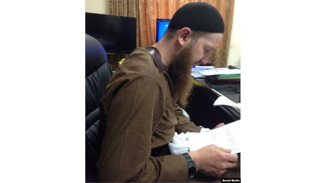 In the most recent reported image of Umar al-Shishani, he appears thinner than he has in previous photographs.