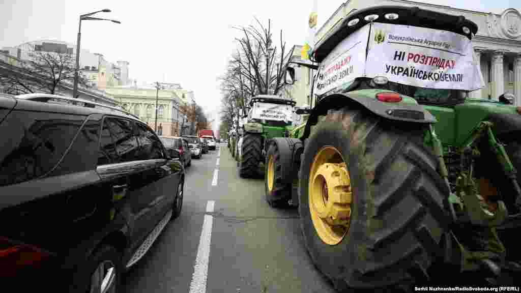 Під Верховною Радою припаркували близько десятка тракторів з банерами &laquo;Ні продажу української землі&raquo;.