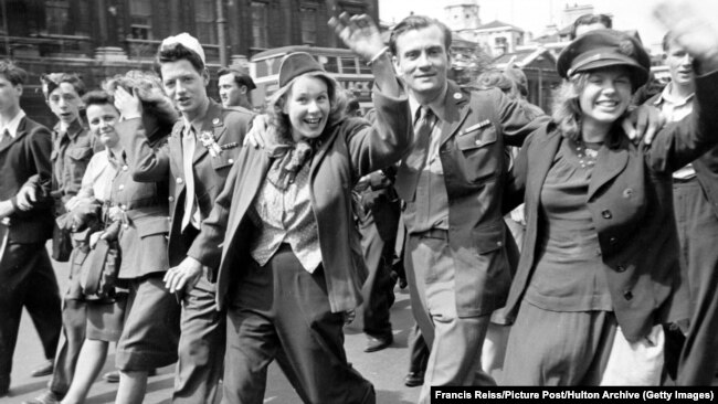 Празднование Победы над нацизмом в 1945 году по всему миру – архивные фото 
