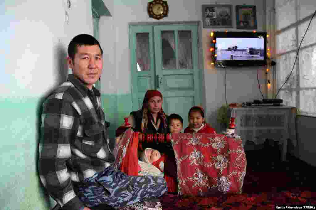 Одна из молодых семей Жамбая. Старые черно-белые фотографии родственников на стене и современный плазменный телевизор в комнате. 
