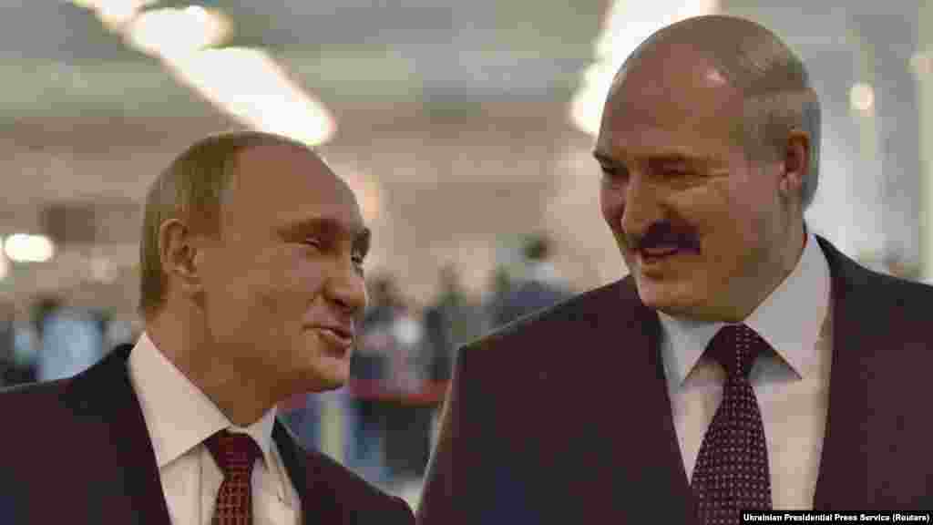 РУСИЈА - Кремљ соопшти дека рускиот претседател Владимир Путин му кажал на белорускиот претседател Александар Лукашенко дека Русија е подготвена да и помогне на Белорусија во согласност со колективниот воен пакт доколку е потребно. Во соопштението исто така се вели дека врз Белорусија се врши притисок од надвор, но без да се наведува на кого се мисли.