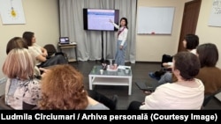 Ludmila Cîrciumari (în centru) la o sesiune de informare în cadrul Asociației „Viața continuă”
