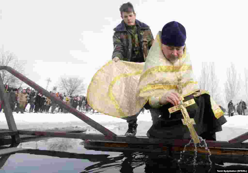 Бул күнү христиандар чиркөөдө түнү менен сыйынып, ал эми таң эрте чоң сууга түшүп, чайынат.