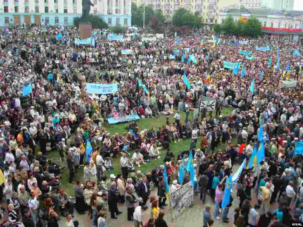 18 май көнне Кырым шәһәрләрендә матәм чаралары, Акмәчетнең үзәк мәйданында бөтенкырым митингы үтте.