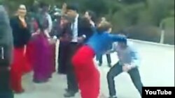 Özlerini "çyraçy gyzlar" diýip atlandyrýan türkmen gyzlarynyň oglanlar bilen tans edip duran pursaty.