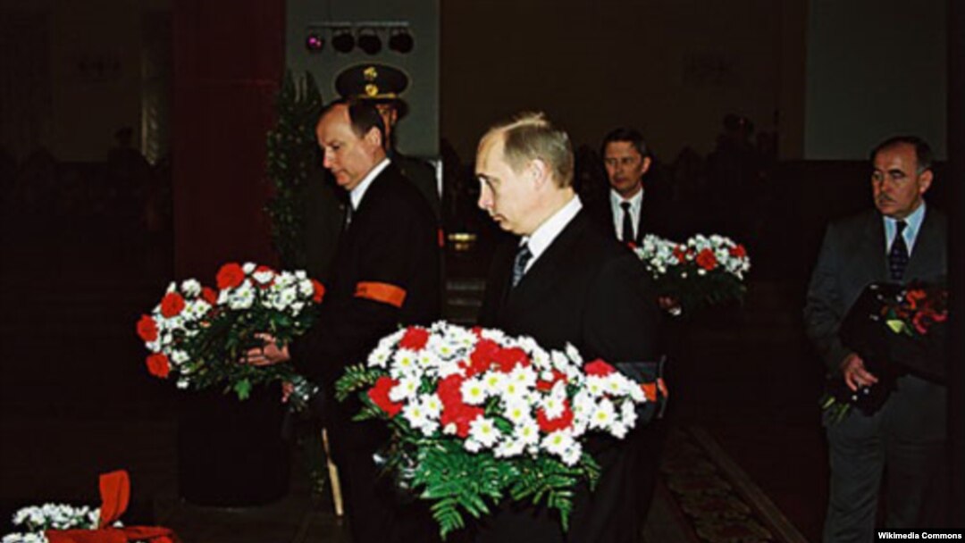 Н. Патрушев и В. Путин на похоронах коллеги Г. Угрюмова в 2001 году