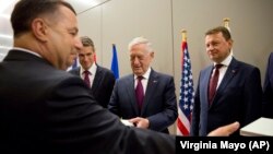 Міністр оборони США Джим Маттіс (в центрі) та міністр оборони України Степан Полторак (ліворуч) у штаб-квартирі НАТО в Брюсселі, 7 червня 2018 року