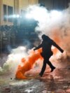 <div>
<div>Füstbombák 2024. november 29-én, a második éjszakai tüntetésen, miután a georgiai kormány bejelentette az uniós csatlakozási tárgyalások felfüggesztését. Irakli Kobahidze, Georgia miniszterelnöke előző nap jelentette be, hogy kormánya 2028-ig elhalasztja az EU-csatlakozási tárgyalásokat</div>
</div>
<div>&nbsp;</div>
