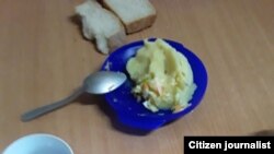 Убактылуу кармоочу борборлордун биринде мигранттарга берилген тамак. 