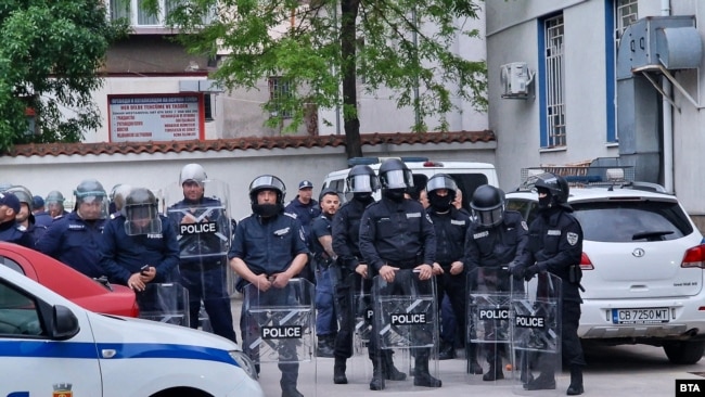 Полицаи разпръснаха протеста пред районното полицейско управление в Хасково