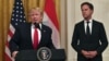 دونالد ترامپ (چپ) در نشست خبری مشترک با مارک روته، نخست‌وزیر هلند، در کاخ سفید این خبر را اعلام کرد. 