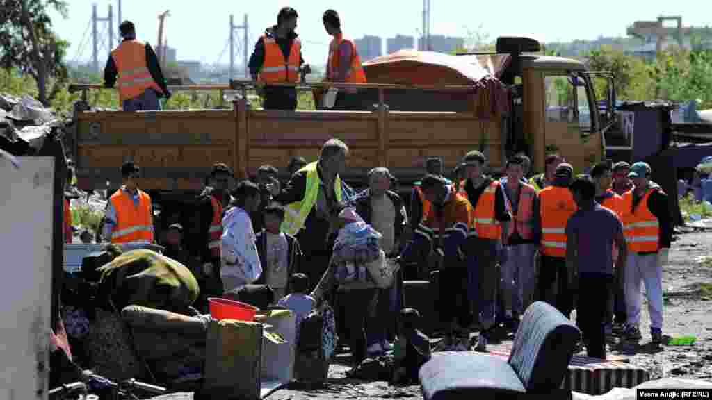 Srbija - Evakuacija Roma, njih više od 1000, iz nehigijenskog, kartonskog naselja u Beogradu, 26. april 2012. 