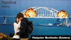 Oamenii din Kiev au sărbătorit, sâmbătă, explozia de pe podul Kerci în fața unui proiect artistic instalat în centrul orașului.