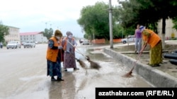 Arassaçylyk işgärleri ýagyn suwlaryny arassalaýarlar. (Arhiw suraty)